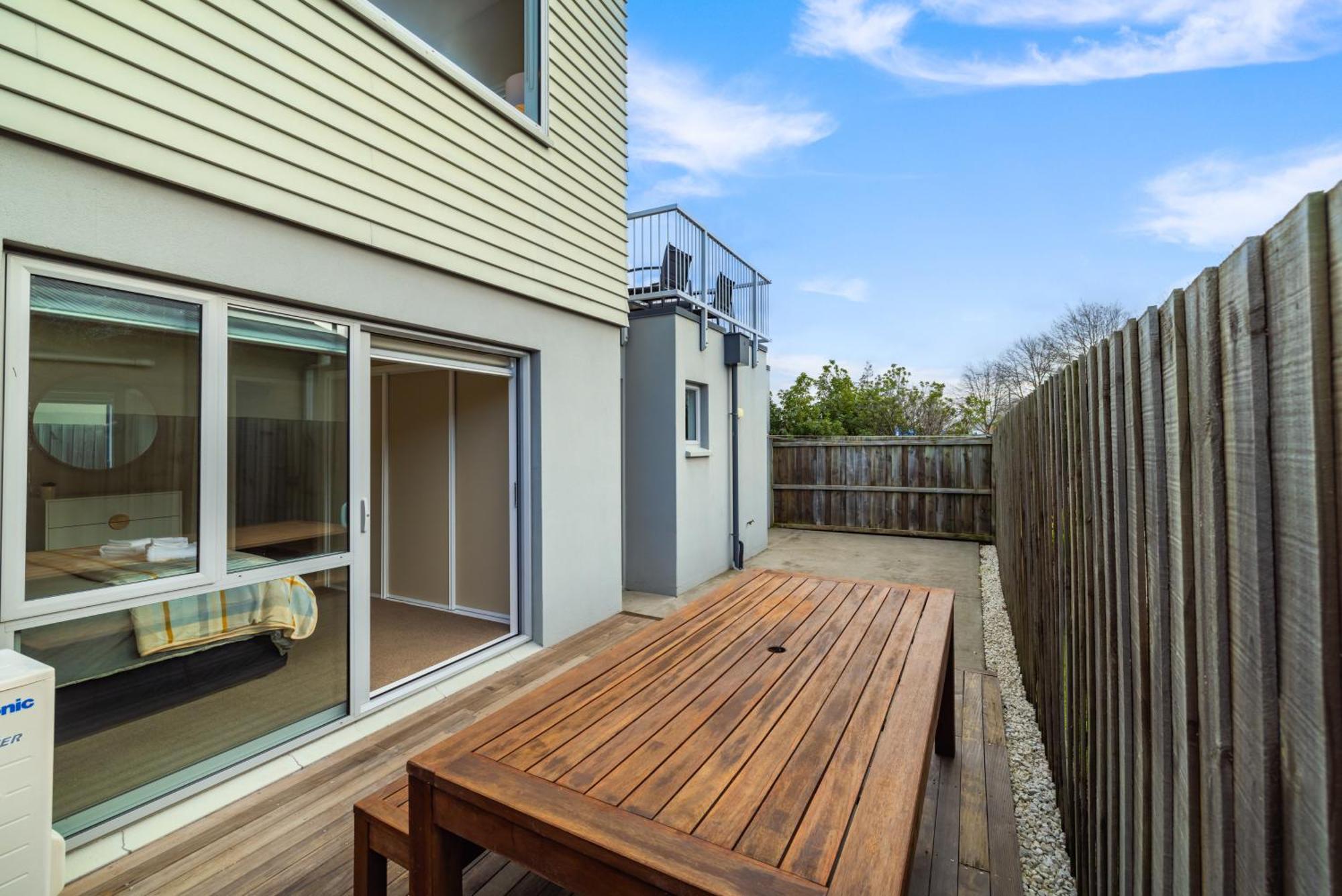 Townhouse Close To Cbd With Onsite Parking And Garaging Apartamento *