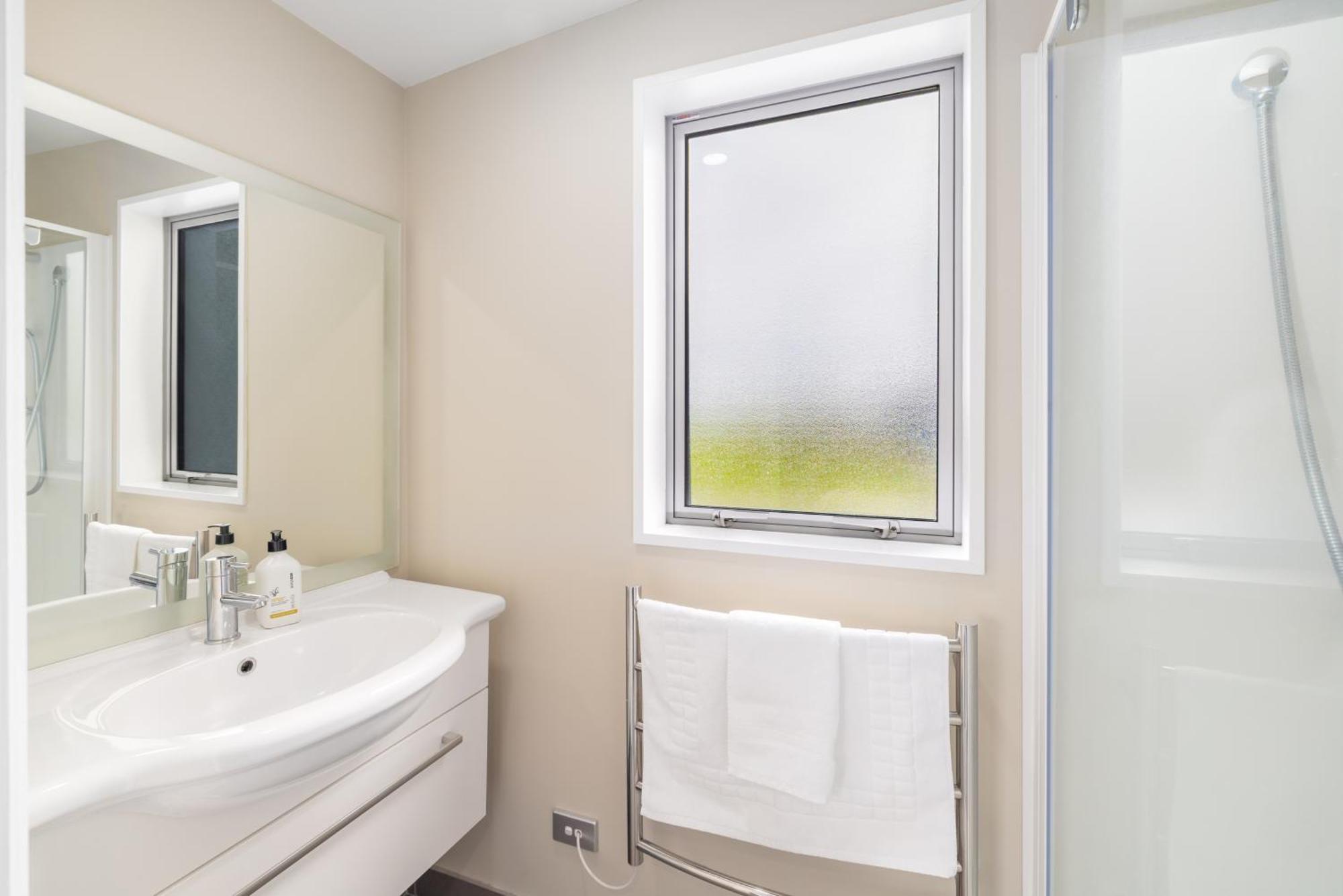 Apartamento Townhouse Close To Cbd With Onsite Parking And Garaging Christchurch